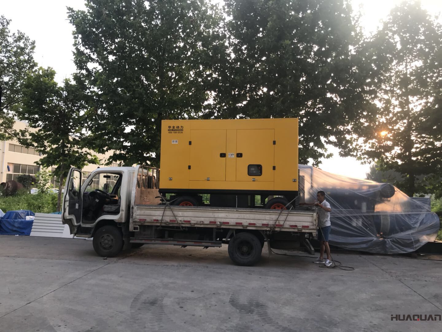  一臺(tái)250kw移動(dòng)拖車（含棚）型柴油發(fā)電機(jī)組于7月31號(hào)發(fā)往山東