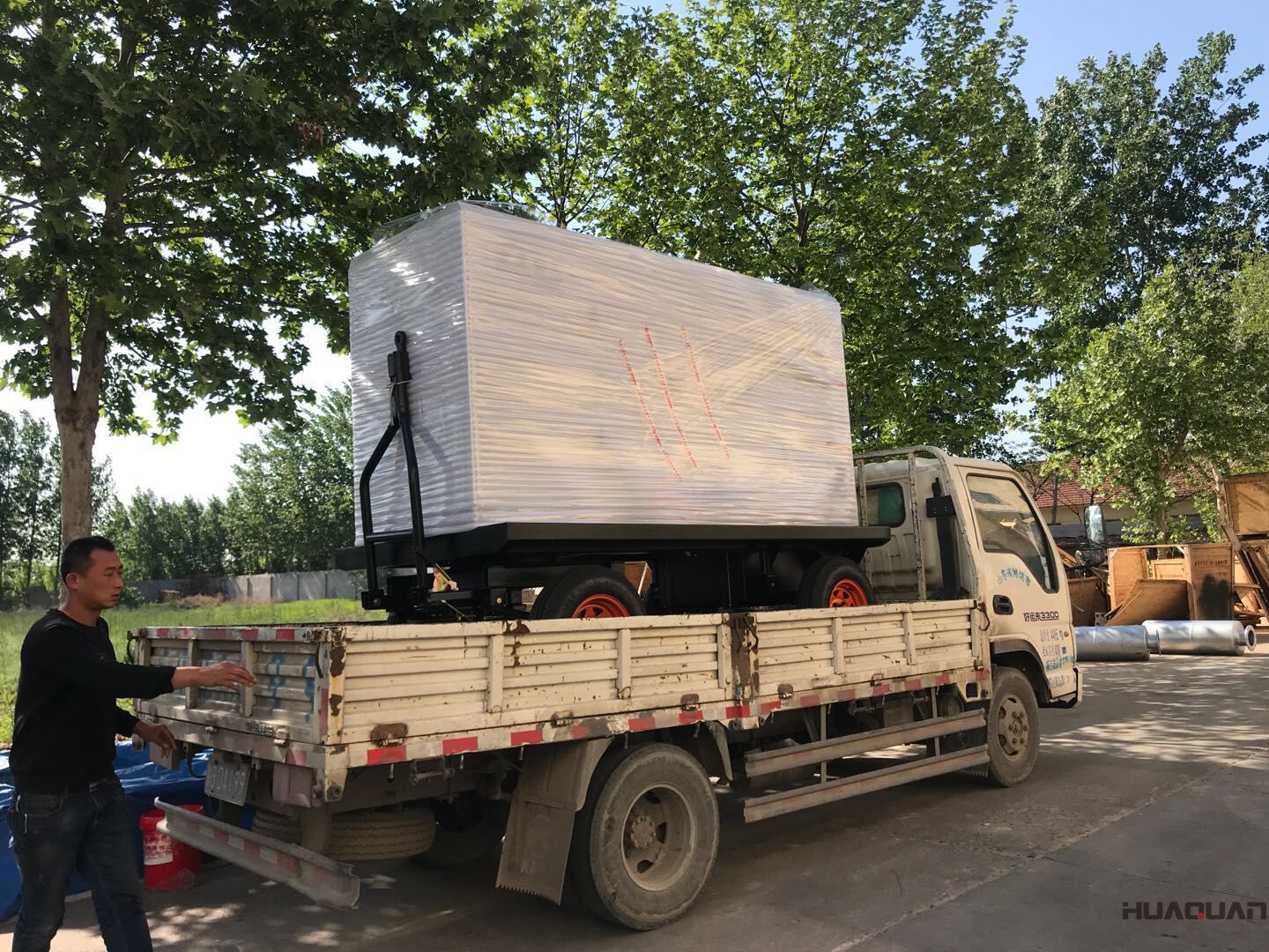 8月27日，一臺(tái)60kw移動(dòng)拖車(chē)水泵機(jī)組從華全動(dòng)力順利發(fā)往山東省