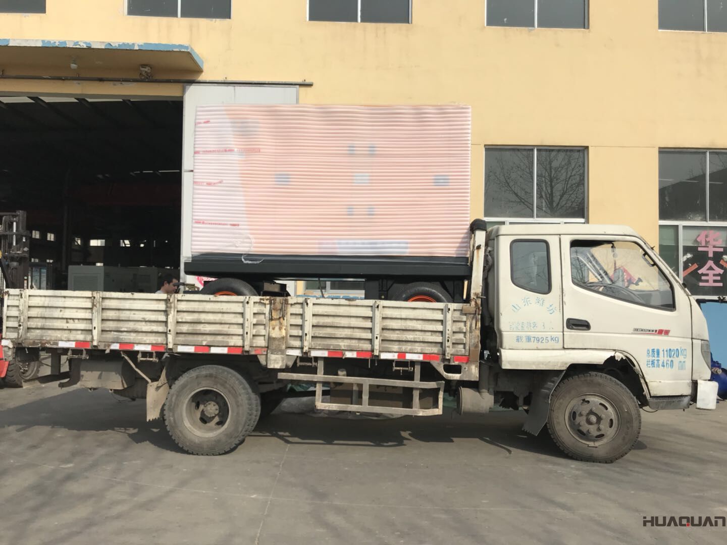 8月7日，一臺(tái)200kw防雨棚柴油發(fā)電機(jī)組從華全動(dòng)力成功發(fā)往山東省