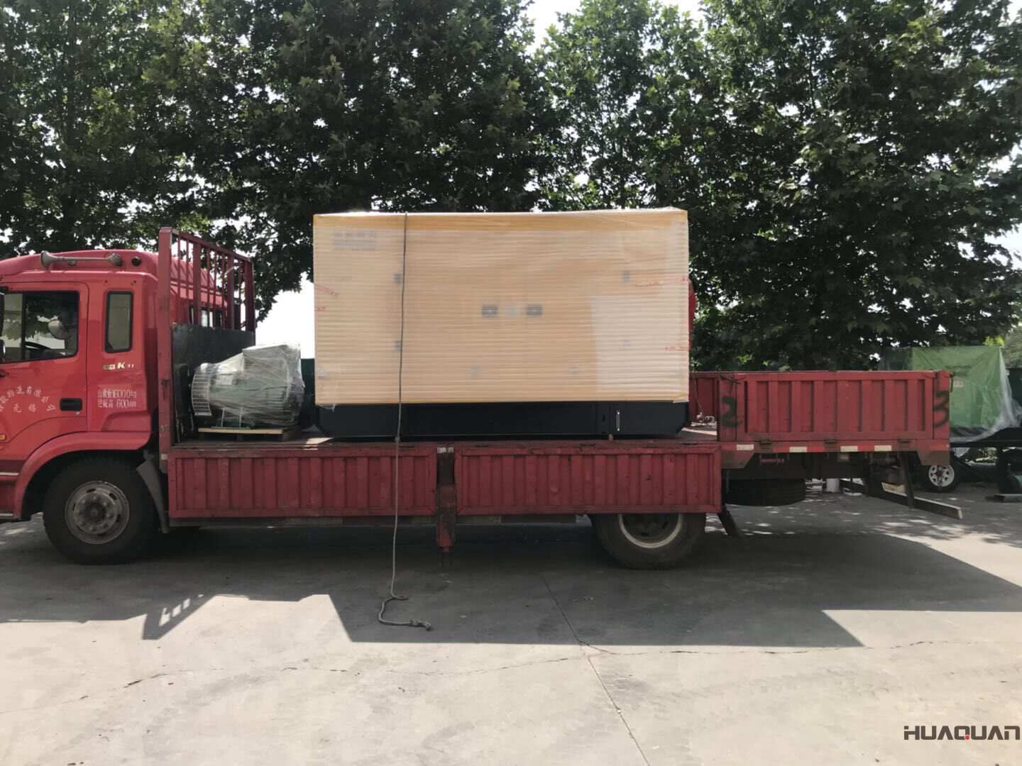 發貨了！10月12日一臺200kw防雨棚型柴油發電機組已發往山東
