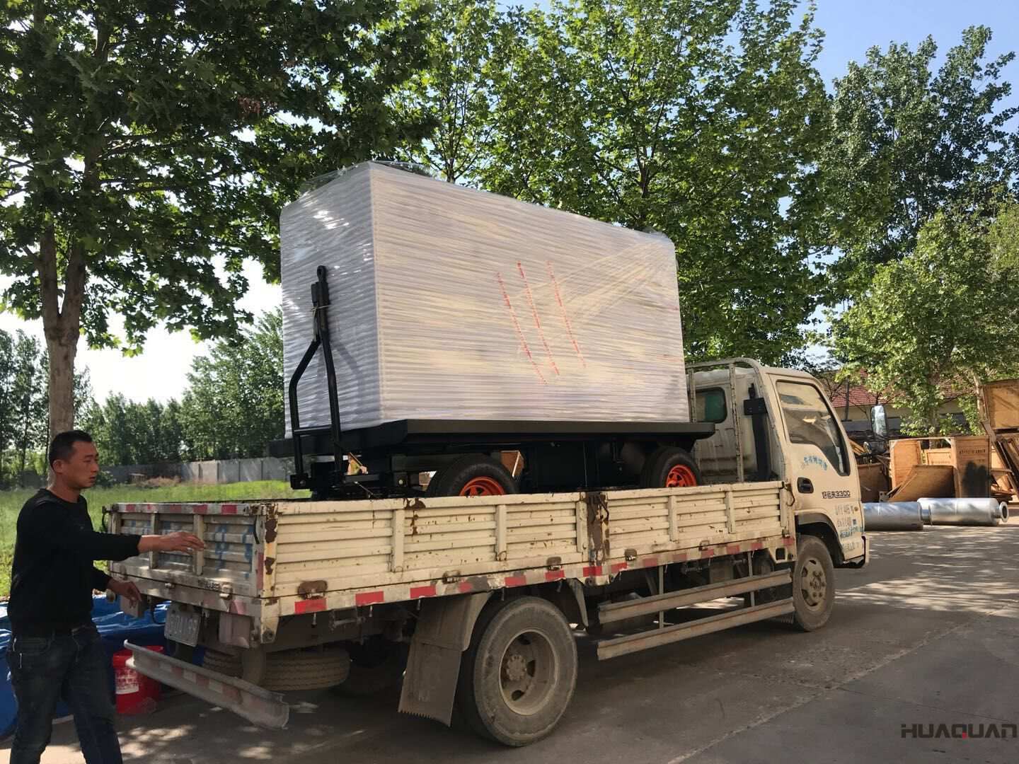 10月15日一臺75kw拖車（無防雨棚）型柴油發電機組已發往山東