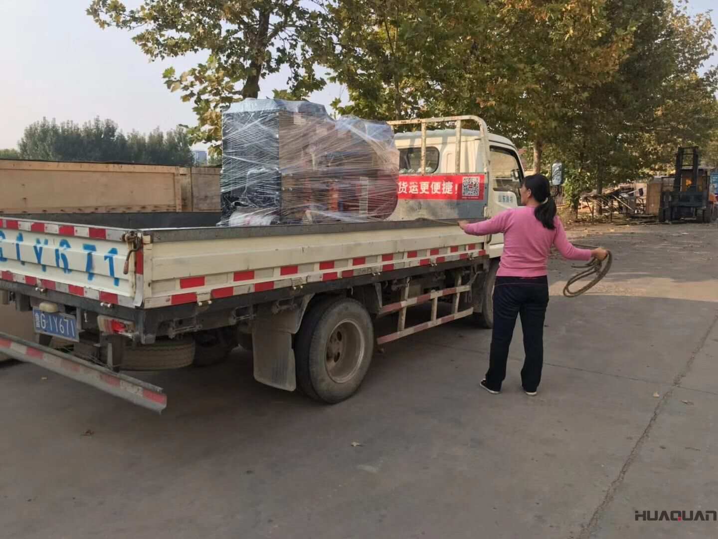 10月17日，楊先生在華全動力代裝的一臺25kw移動靜音拖車柴油發電機組現已成功發貨