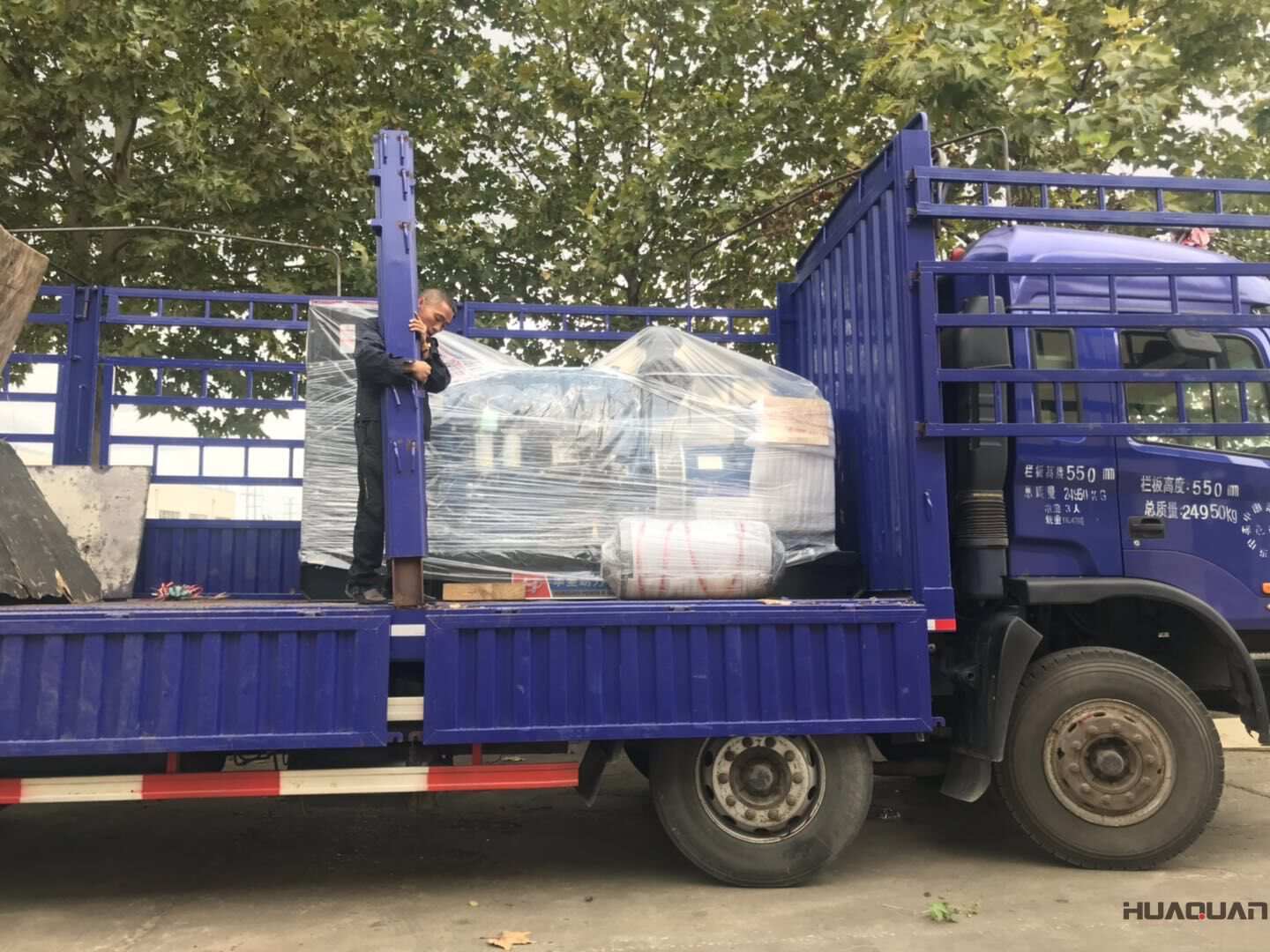 遼寧岳先生10月25日從華全動力訂購了一臺300kw底座油箱立柜四保護(hù)柴油發(fā)電機(jī)組，現(xiàn)已順利發(fā)往目的地