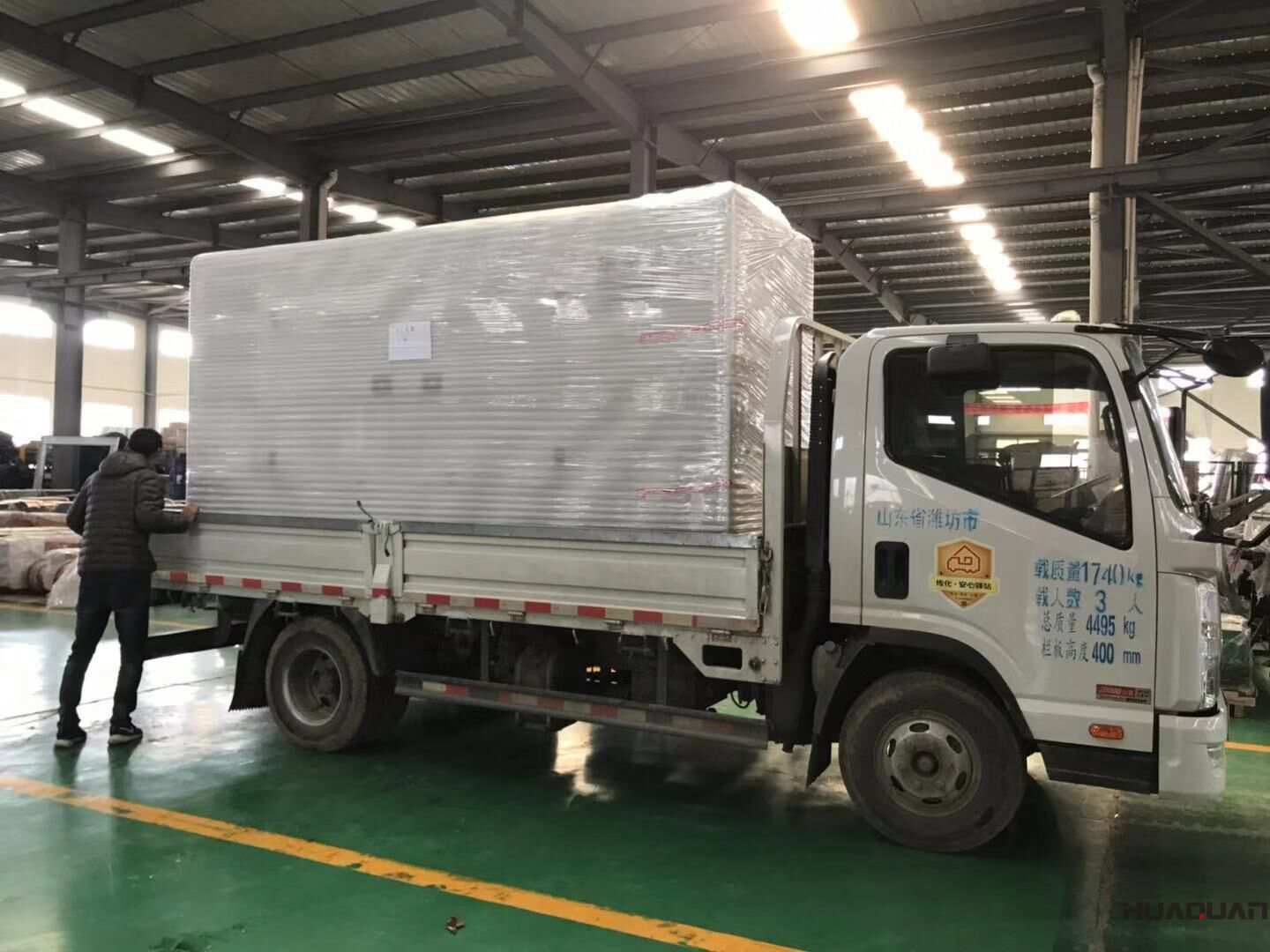 河南楊先生11月2日從華全動(dòng)力采購(gòu)了一臺(tái)300kw移動(dòng)靜音拖車柴油發(fā)電機(jī)組，現(xiàn)已發(fā)往目的地