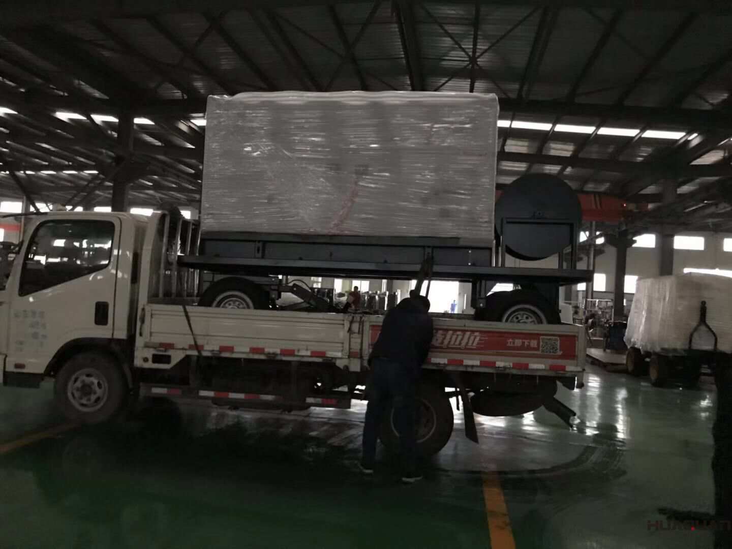 11月28日，葉先生從華全動力訂購的一臺120kw移動靜音拖車柴油發(fā)電機(jī)組現(xiàn)已成功發(fā)往遼寧省