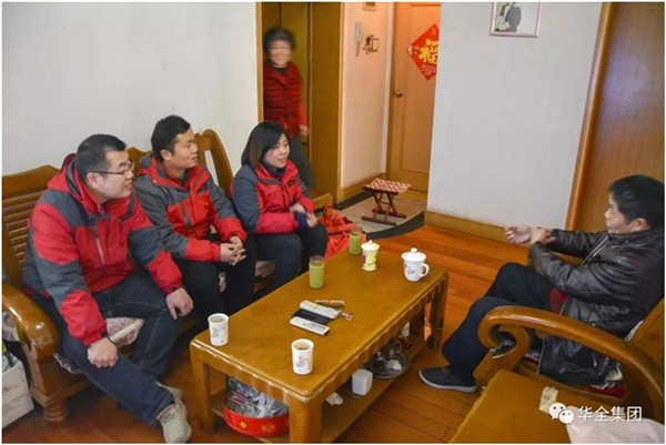 華全動(dòng)力黨支部慰問(wèn)生病職工,并送去禮物