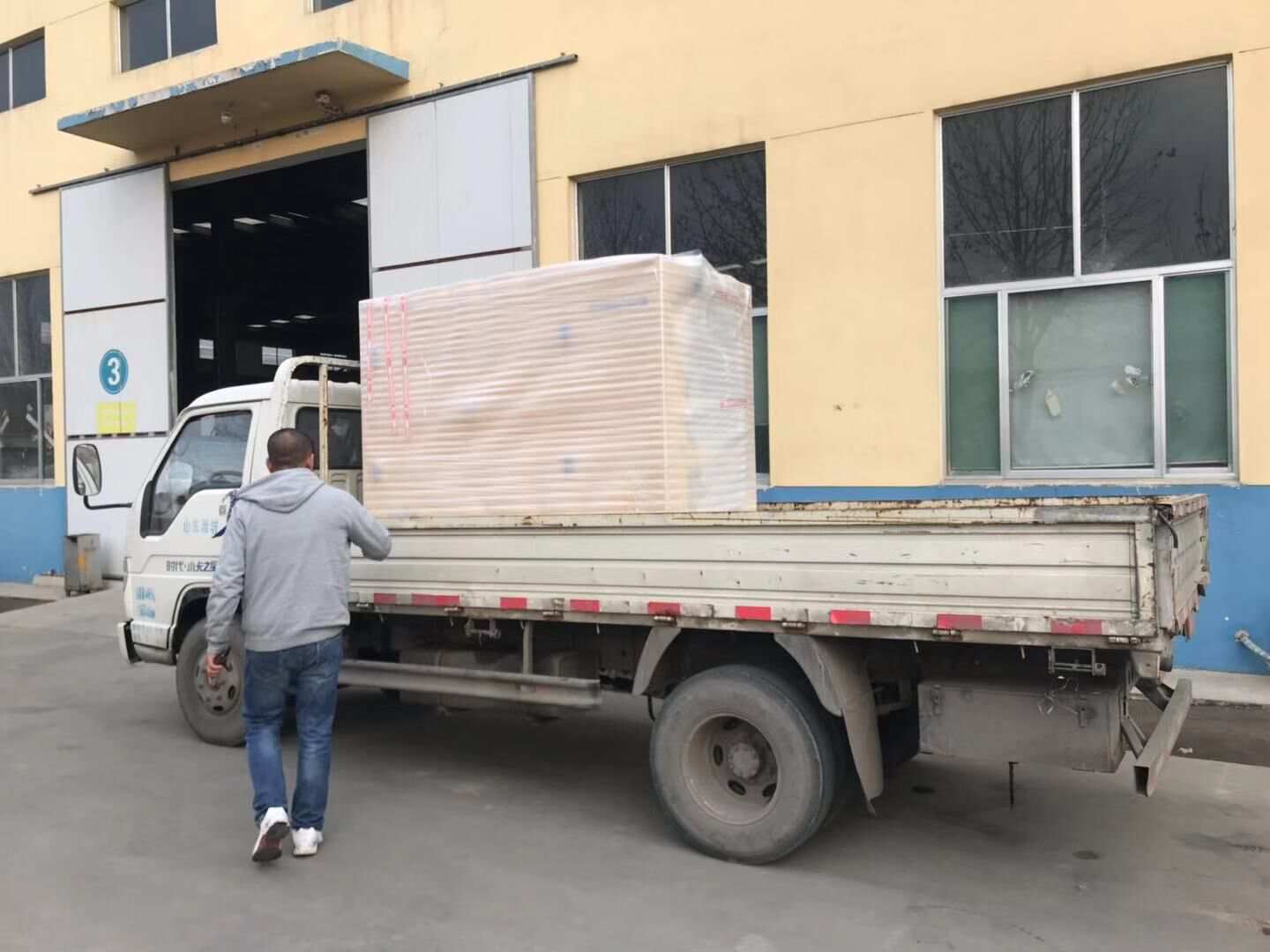 河北省申先生從華全動(dòng)力采購(gòu)的一臺(tái)20kw標(biāo)配柴油發(fā)電機(jī)組于12月24日成功發(fā)往目的地