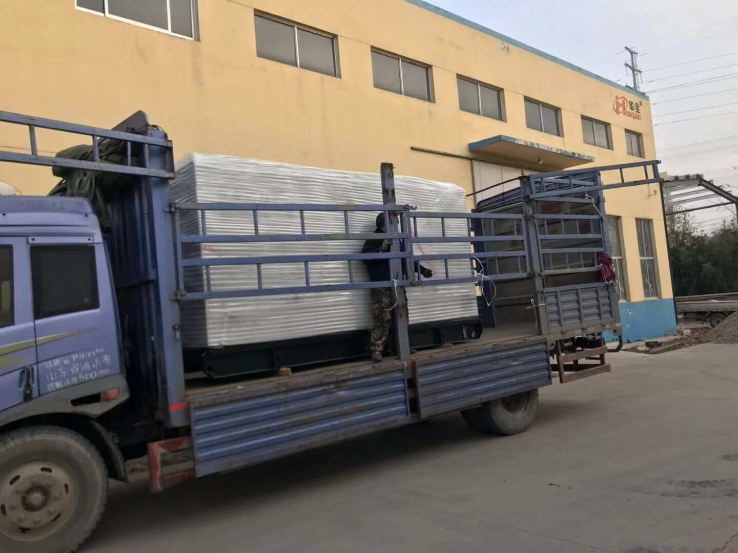 12月24日，天津劉先生從華全動(dòng)力采購(gòu)的一臺(tái)256kw防雨棚柴油發(fā)電機(jī)組順利發(fā)往目的地