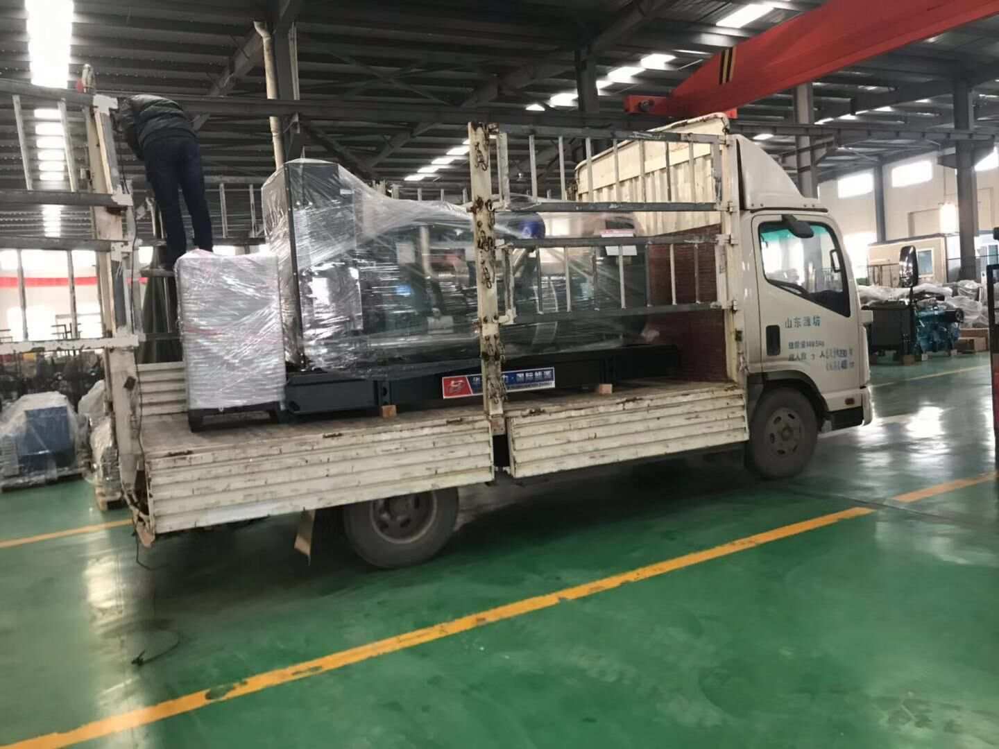 華全動(dòng)力一臺(tái)300kw標(biāo)配柴油發(fā)電機(jī)組已于12月29日順利發(fā)往天津市