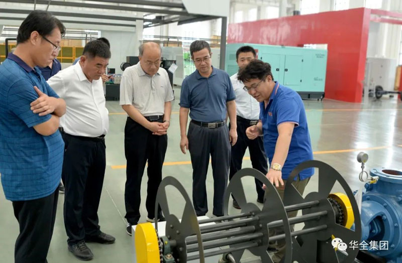 華全動(dòng)力董事長(zhǎng)趙立增向山東省應(yīng)急廳領(lǐng)導(dǎo)講解應(yīng)急設(shè)備